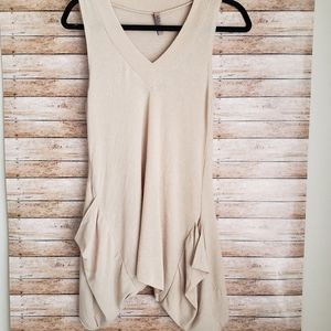 Sleeveless knit V-neck
